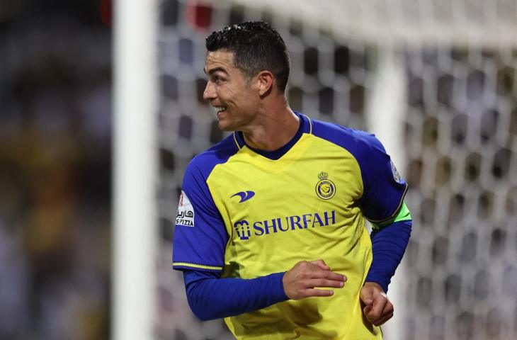 Penyerang Al Nassr asal Portugal, Cristiano Ronaldo melakukan selebrasi usai mencetak gol selama pertandingan Liga Arab Saudi antara Al-Wehda vs Al-Nassr di Stadion King Abdulaziz di Mekkah pada Jumat (10/2/2023) dini hari WIB.(AFP).