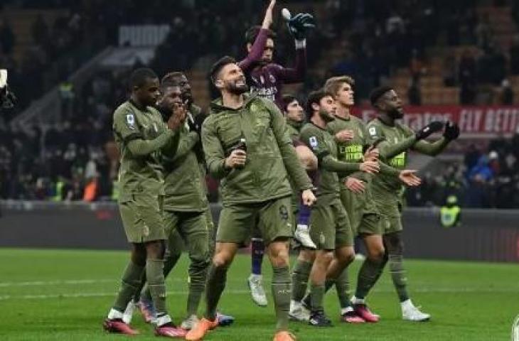 Strikke AC Milan, Olivier Giroud (depan)  berlebrasi bersama rekan-rekannya bersama rekan-rekannya usai mengalahkan Torino dengan skor 1-0 dalam laga pekan ke-22 Liga Italia 2022-2023 di Stadion San Siro, Milan, Sabtu (11/2/2023) dini hari WIB. [Twitter/@acmilan]