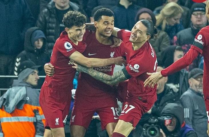 Striker Liverpool, Cody Gakpo merayakan gol pertamanya saat Liverpool gulung Everton 2-0 di Stadion Anfield, Selasa (14/2/2023). (Twitter/@LFC)