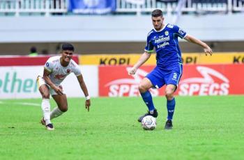 Momen Asisten Wasit Tersenyum saat Angkat Bendera Offside di Laga Persib Bandung vs PSM Makassar