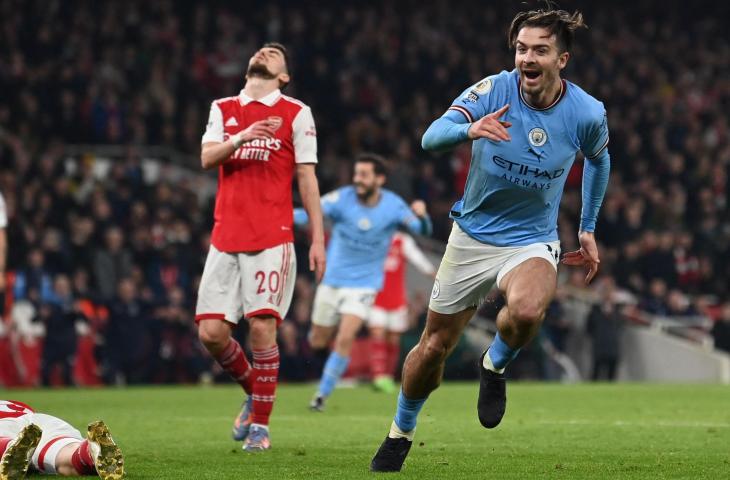 Jack Grealish melakukan selebrasi usai menundukkan Arsenal, 1-3 dalam lanjutan Liga Inggris 2022/2023 di Emirates Stadium, Kamis (16/2/2023). (Twitter/@FaktaSepakbola)