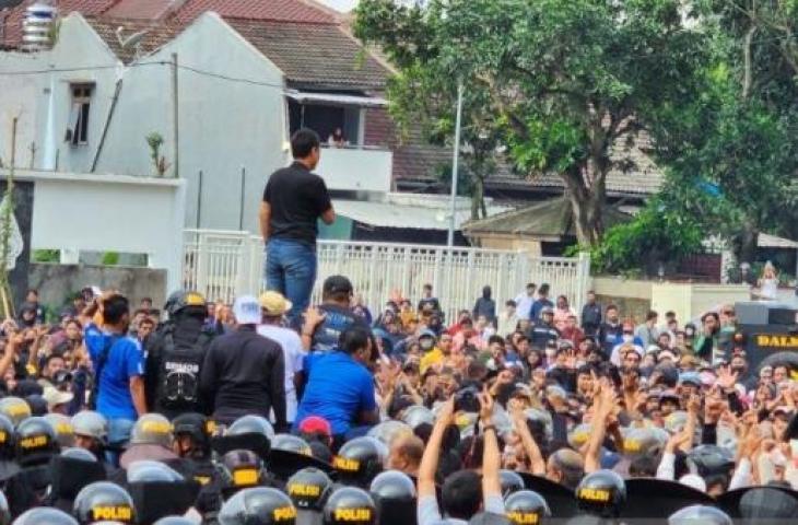 Ribuan pendukung PSIS Semarang dihadang di depan pintu Stadion Jatidiri Semarang, Jumat, saat laga PSIS menjamu Persia Solo. (ANTARA/ I.C.Senjaya)