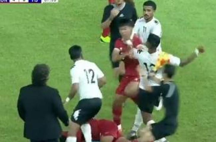 Aksi brutal pemain Fiji U-20 terhadap Frenky Missa di laga turnamen mini (Twitter/BroadcasBola)