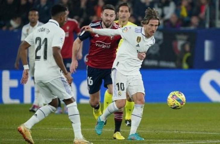 Aksi Luka Modric saat Real Madrid kalahkan Osasuna 2-0 di Liga Spanyol. (AFP)