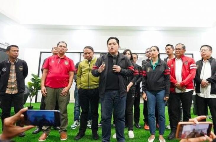 Ketua Umum PSSI Erick Thohir saat memberikan keterangan kepada awak media usai rapat Exco, Sabtu (18/2/2023). (Dok. PSSI)