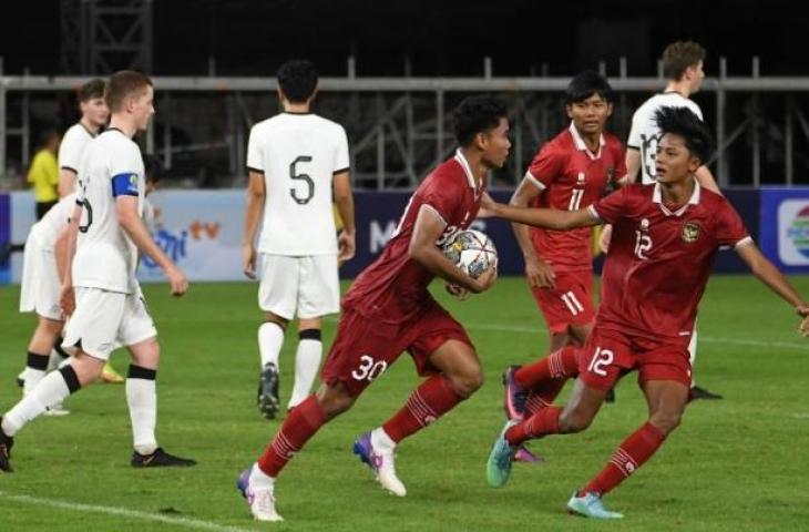 Pemain Timnas Indonesia u-20 Muhammad Ferarri (ketiga kanan) berselebrasi bersama rekan-rekannya usai membobol gawang Selandia Baru dalam pertandingan uji coba internasional U-20 di Stadion Utama Gelora Bung Karno (SUGBK), Senayan, Jakarta, Minggu (19/2/2023). ( ANTARA FOTO/Aditya Pradana Putra/YU)