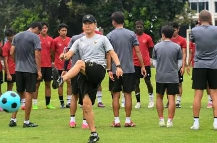 Pelatih Timnas Indonesia U-20 Shin Tae-yong (tengah) menendang bola saat memimpin latihan Timnas U-20 di Lapangan A, Kompleks Gelora Bung Karno, Senayan, Jakarta, Sabtu (18/2/2023). ( ANTARA FOTO/Indrianto Eko Suwarso/tom)