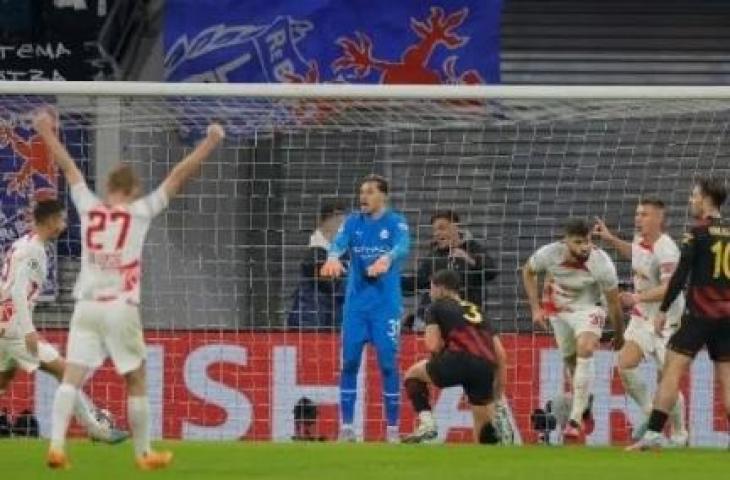 Bek Kroasia RB Leipzig Josko Gvardiol (ketiga kanan) merayakan mencetak gol 1-1 pada babak 16 besar Liga Champions UEFA di Leipzig, Jerman timur pada 22 Februari 2023. Odd ANDERSEN / AFP