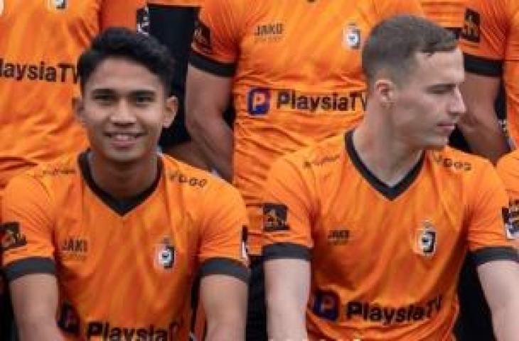 Marselino Ferdinan tetap nyengir ketika foto bareng dengan skuad KMSK Deinze (Instagram/kmskdeinze)