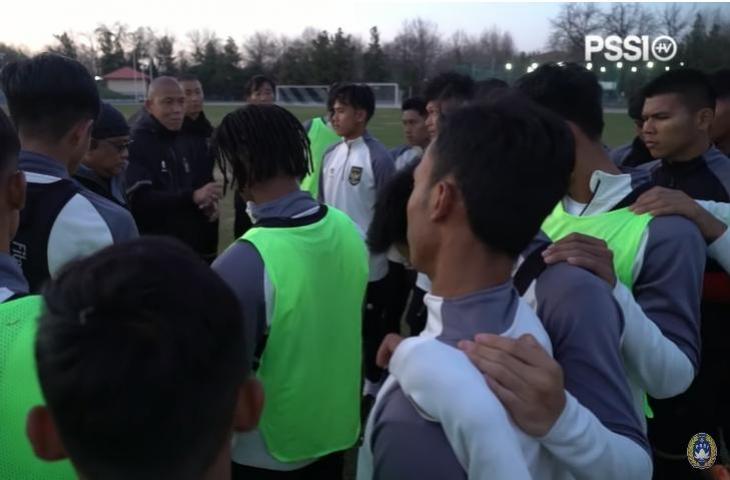 Asisten Shin Tae-yong, Nova Arianto memberikan motivasi untuk pemain timnas Indonesia U-20. (YouTube/PSSI TV)