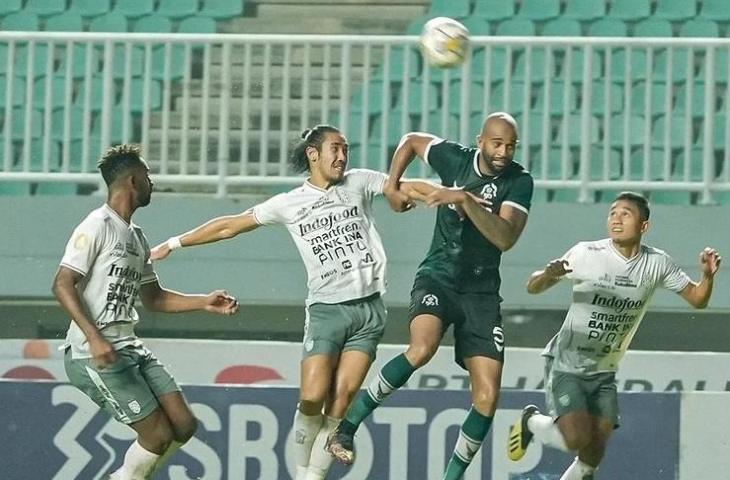 Momen pemain Persikabo 1973 berebut bola dengan pemain Bali United dalam lanjutan BRI Liga 1 2022/2023, Jumat (3/3/2023). (Instagram/@officialpersikabo)