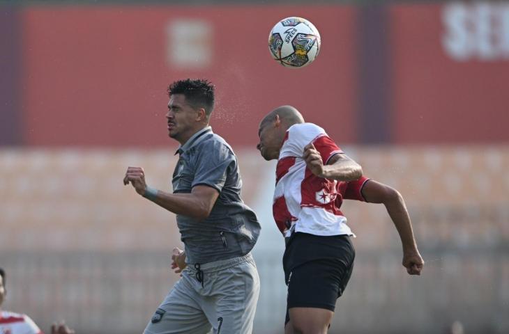 Pemain Borneo FC berebut bola udara dengan pemain Laskar Sape Kerrab dalam lanjutan BRI Liga 1 2022/2023, Jumat (3/3/2023). (Twitter/@BorneoSMR