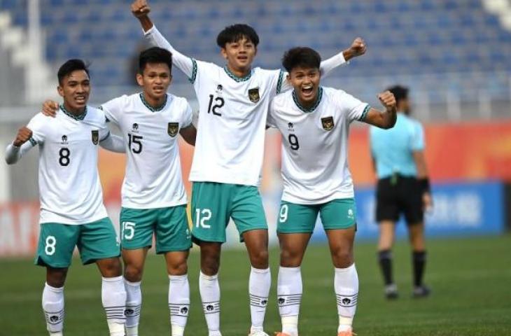 Pemain Timnas Indonesia U-20 Hokky Caraka (kanan) bersama rekan setimnya melakukan selebrasi seusai berhasil mencetak gol ke gawang Timnas U-20 Suriah di kualifikasi Grup A Piala Asia U-20 di Stadion Lokomotiv, Tashkent, Uzbekistan, Sabtu (4/3/2023). (ANTARA FOTO/Sigid Kurniawan/nz). 