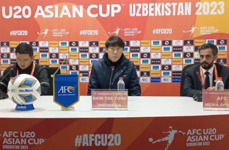 Pelatih timnas Indonesia U-20 Shin Tae Yong (tengah) menjawab pertanyaan para pewarta pada konferensi pers setelah pertandingan Grup A Piala Asia U-20 melawan Suriah, yang dimainkan di Stadion Lokomotiv, Tashkent, Sabtu (4/3/2023). (ANTARA/RAUF ADIPATI)