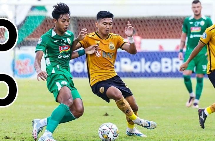 Pemain Bhayangkara FC beradu kuat dengan pemain PSS Sleman setelah kalah 1-0 di lanjutan BRI Liga 1 2022/2023, Senin (6/3/2023). (Twitter/@bhayangkarafcid)