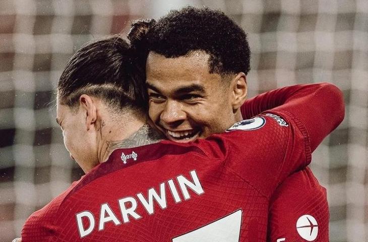 Pemain sayap Liverpool, Cody Gakpo merayakan kemenangan bersama Darwin Nunez saat mengalahkan Manchester United, Senin (6/3/2023). (Instagram/@codymathesgakpo)