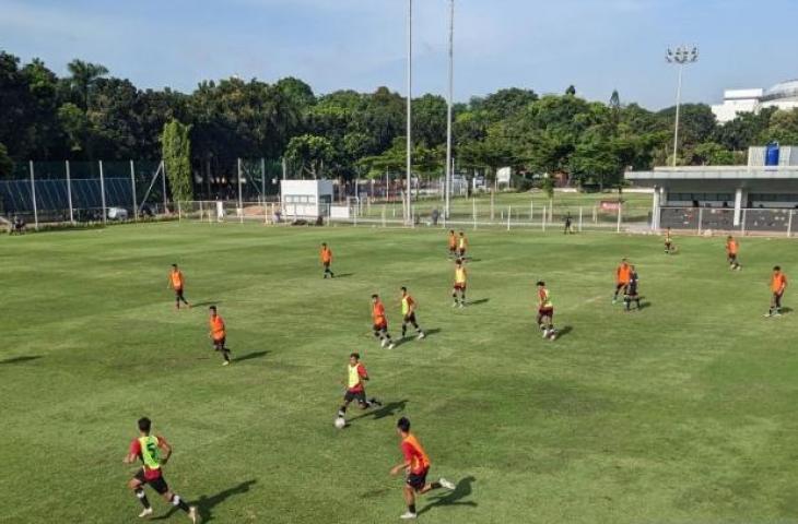 Pemain Timnas Indonesia U-22 melakukan pertandingan uji coba internal di Lapangan B Gelora Bung Karno, Jakarta, Selasa (7/3/2023), sebagai persiapan menuju SEA Games 2023. (ANTARA/Michael Siahaan)