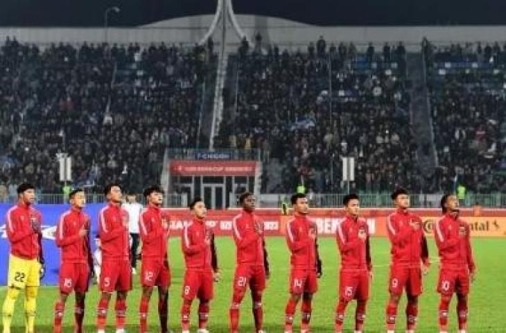 Pesepak bola Timnas Indonesia U-20 menyanyikan lagu Indonesia Raya sebelum bertanding dalam laga terakhir Grup A Piala Asia U-20 menghadapi Timnas U-20 Uzbekistan di Stadion Istiqlol, Fergana, Uzbekistan, Selasa (7/3/20230). ANTARA FOTO/Sigid Kurniawan/tom.