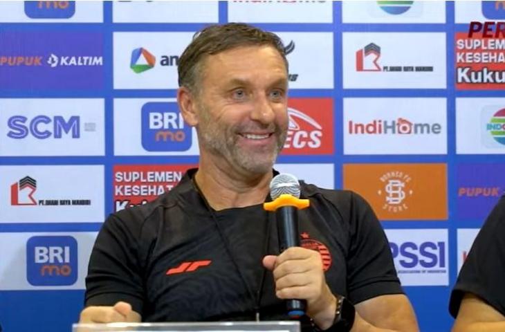 Pelatih Persija Jakarta, Thomas Doll, dalam konferensi pers. (YouTube/Persija)