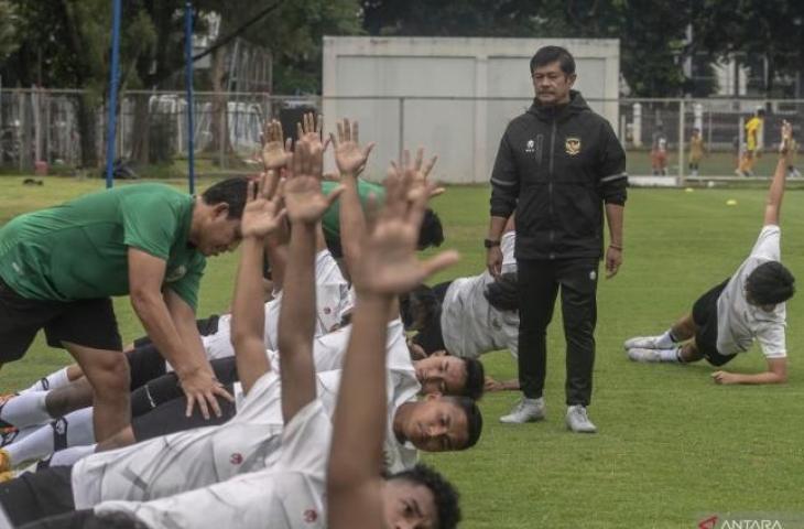 Pelatih Sepak Bola Indra Sjafri memimpin jalannya pemusatan latihan Timnas U-22 di Lapangan A, kawasan Gelora Bung Karno, Jakarta, Kamis (2/3/2023). ANTARA FOTO/Muhammad Adimaja/hp. (ANTARA FOTO/MUHAMMAD ADIMAJA)