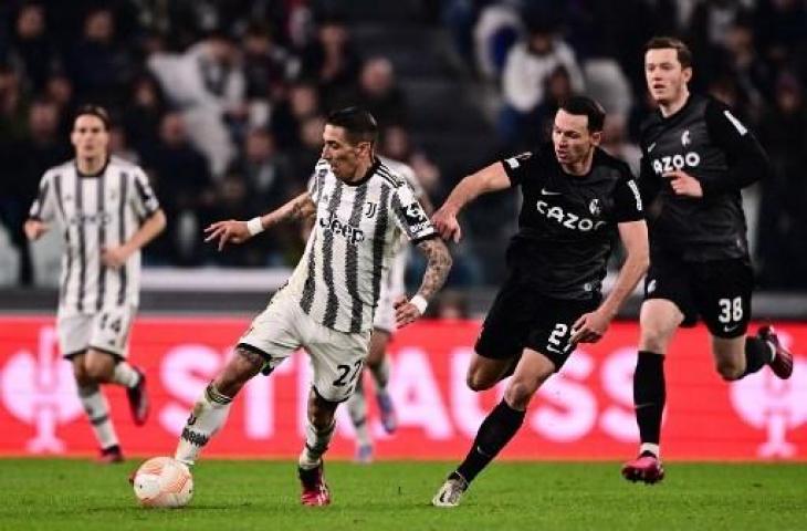 Aksi Angel Di Mari saat Juventus taklukkan Freiburg 1-0 di babak 16 besar Liga Europa. (AFP)