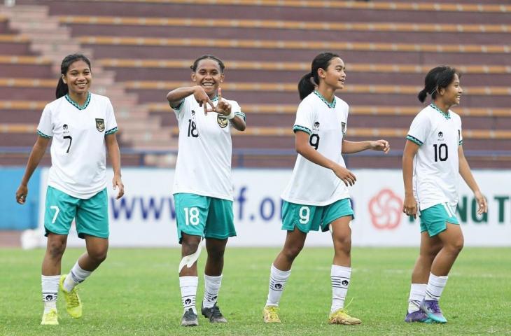 Selebrasi pemain Timnas Putri Indonesia U-20 usai melumat Singapura 4-0 pada babak pertama Kualifikasi Piala Asia Putri U-20, Sabtu (11/3/2023). (Twitter/@PSSI)