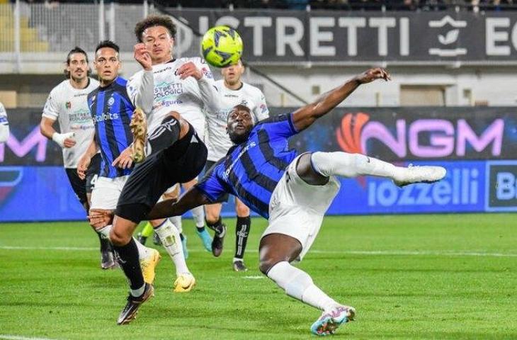 Aksi Romelu Lukaku saat Inter Milan dikalahkan Spezia 1-2. (Twitter)