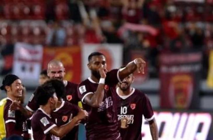 Pesepak bola PSM Makassar Yuran Fernandes (kedua kanan) berselebrasi bersama rekannya usai mencetak gol ke gawang Kedah Darul Aman Malaysia saat pertandingan Semifinal zona ASEAN Piala AFC 2022 di Stadion Kapten I Wayan Dipta, Gianyar, Bali, Selasa (9/8/2022). (Antara/Fikri Yusuf/aww).