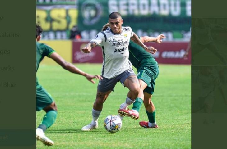 Aksi Ciro Alves di laga Persebaya Surabaya vs Persib Bandung di lanjutan BRI Liga 1. (Twitter/@persib)