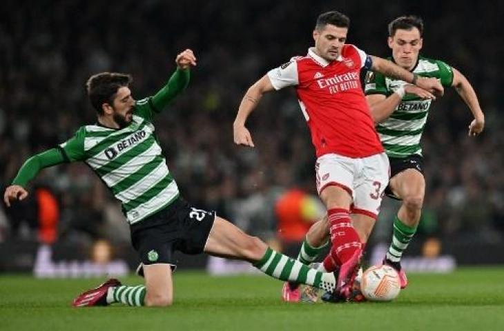 Aksi Granit Xhaka saat Arsenal kalah lawan Sporting Lisbon di babak 16 besar Liga Europa. (AFP)