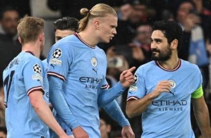 Gelandang Manchester City asal Jerman Ilkay Gundogan (kanan) merayakan gol keempat tim dengan Erling Haaland (tengah) selama pertandingan leg kedua babak 16 besar Liga Champions.Paul ELLIS / AFP.