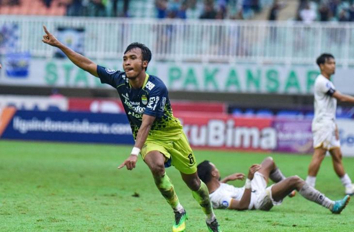 Selebrasi Robi Darwis usai cetak gol saat Persib Bandung kalahkan Dewa United 2-1. (Dok. Persib)