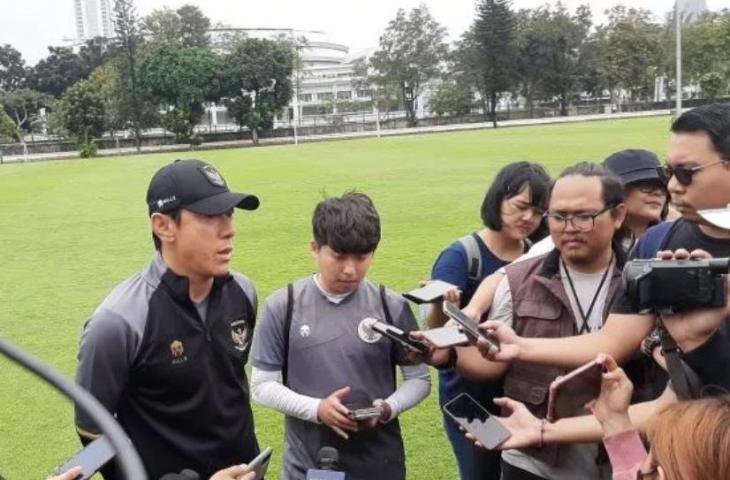 Pelatih kepala Timnas Indonesia Shin Tae-yong saat memberikan keterangan kepada awak media. (Suara.com/Adie Prasetyo Nugraha).