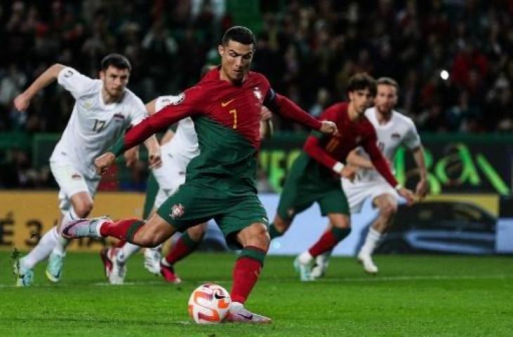 Cristiano Ronaldo cetak dua gol saat Portugal lumat Liechtenstein 4-0 di Kualifikasi Euro 2024. (AFP)