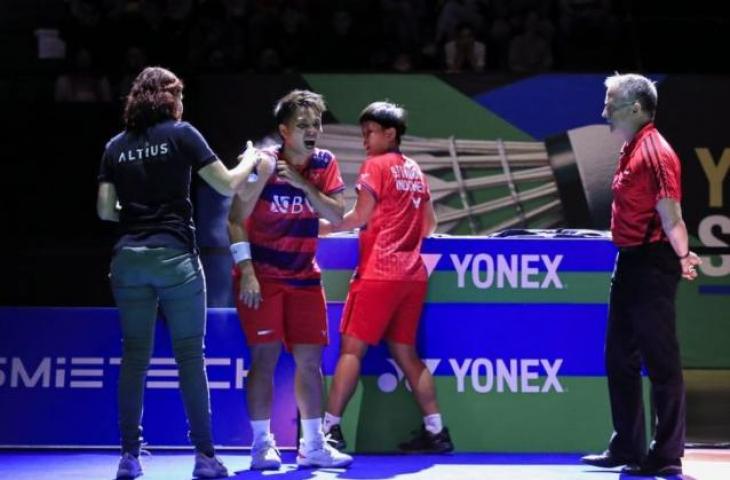 Apriyani Rahayu (kedua dari kiri) mendapat perawatan dari tim medis sebelum akhirnya mundur pada semifinal Swiss Open 2023 bersama Siti Fadia Silva Ramadhanti ketika berhadapan dengan wakil Jepang Yuki Fukushima/Sayaka Hirota yang berakhir dengan skor 17-21, 10r-16 di 2023 St. Jakobshalle, Basel, Sabtu (25/3/2023). (ANTARA/HO-PBSI)