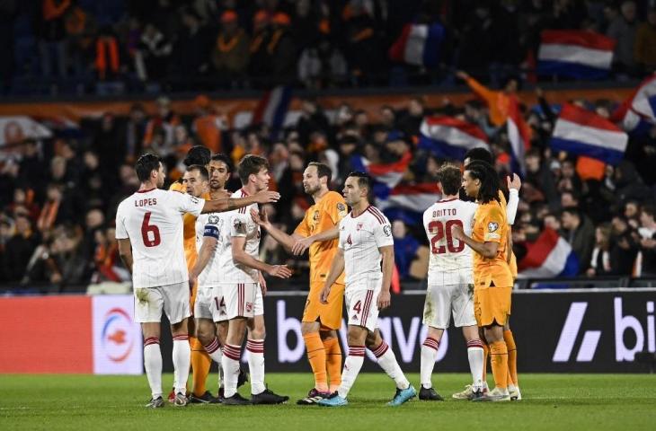 Pemain Belanda menyapa para pemain Gibraltar usai pertandingan Kualifikasi Grup B Euro 2024 di Stadion Feijenoord 'De Kuip', Rotterdam, pada 27 Maret 2023. (John This/AFP)