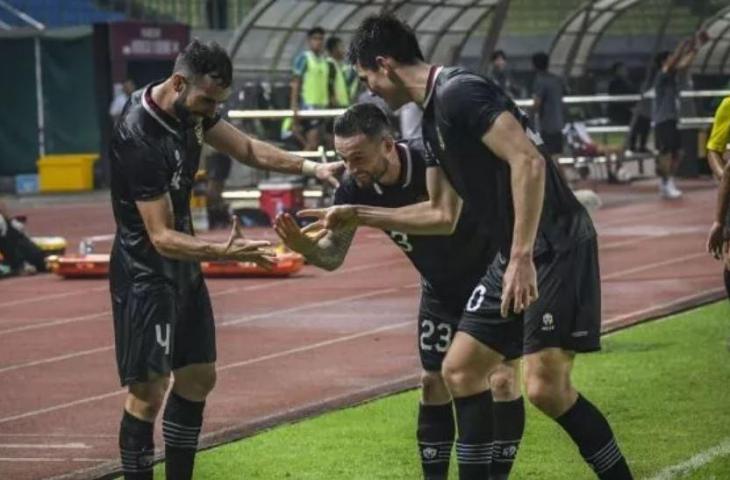 Pesepak bola Timnas Indonesia Jordi Amat (kiri), Marc Klok (tengah) dan Elkan Baggott (kanan) melakukan selebrasi usai mencetak gol ke gawang Timnas Burundi dalam pertandingan FIFA Match Day di Stadion Patriot Candrabhaga, Bekasi, Jawa Barat, Selasa (28/3/2023). Timnas Indonesia imbang melawan Timnas Burundi dengan skor 2-2. ANTARA FOTO/Galih Pradipta/foc.