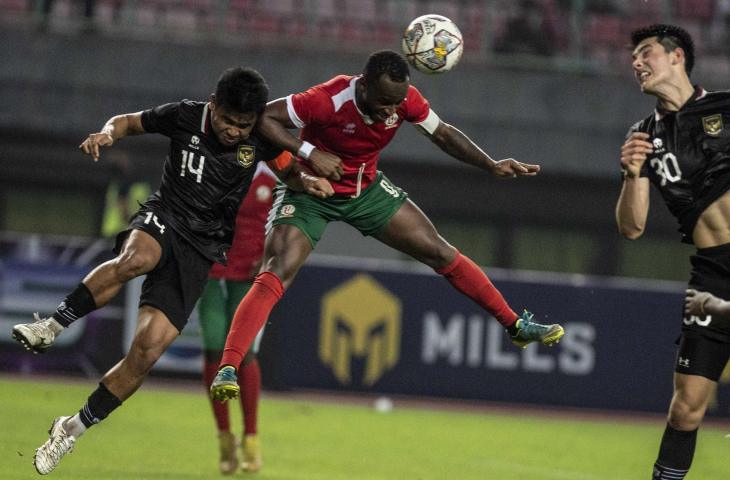 Pesepak bola Timnas Indonesia Elkan Baggott (kanan) dan Asnawi (kiri) berebut bola di udara dengan pesepak bola Timnas Burundi Berahino Saido (tengah) dalam FIFA Matchday di Stadion Patriot Candrabhaga, Bekasi, Jawa Barat, Selasa (28/3/2023). Timnas Indonesia menahan imbang Timnas Burundi dengan skor 2-2. ANTARA FOTO/Aprillio Akbar/foc.