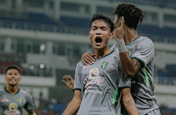 Pemain Persebaya Surabaya, Brylian Aldama merayakan gol ke gawang PSIS saat lanjutan BRI Liga 1 2022/2023, Rabu (29/3/2023). (Instagram/@officialpersebaya)