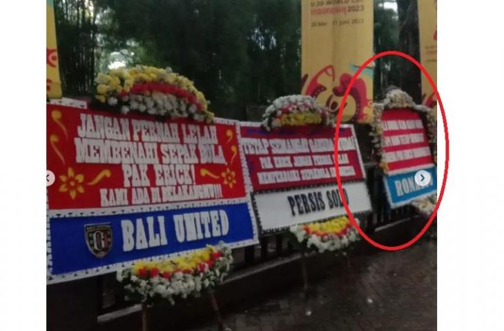 Karangan bunga di depan kantor PSSI bertuliskan Ronaldo (Instagram/pengamatsepakbola)