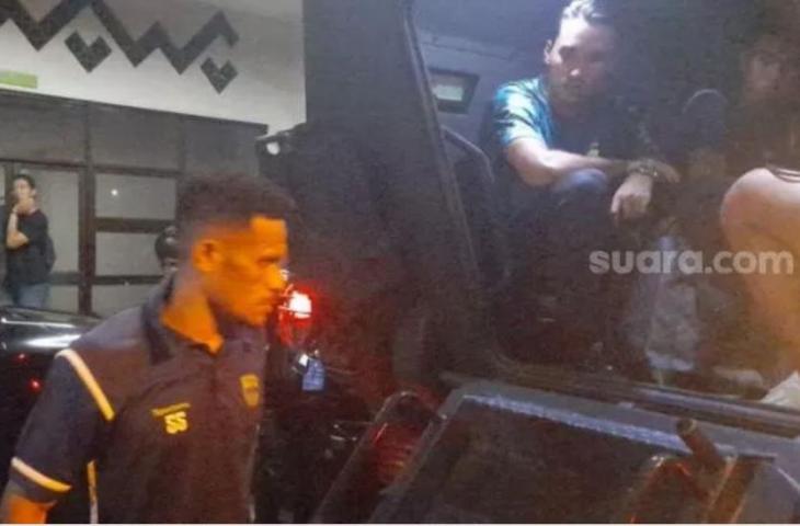 Ricky Kambuaya saat akan naik mobil baracudda usai laga Persija vs Persib di Stadion Patriot Candrabhaga Kota Bekasi pada, Jum'at (31/03/2023). (Suara.com/Danan Arya)