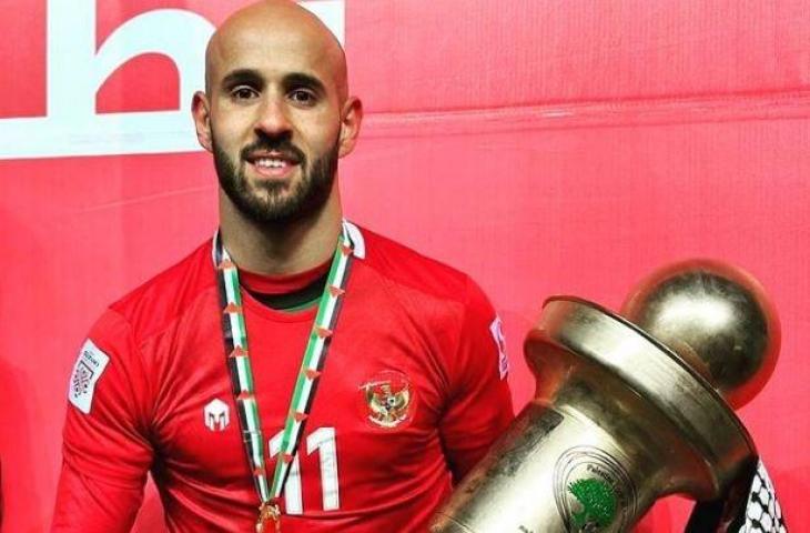 Gelandang Timnas Palestina, Mohammed Rashid, persembahkan trofi juara untuk Indonesia. (Instagram/@moerashid95)