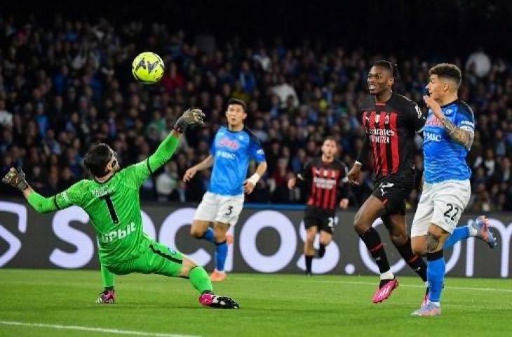 Aksi bomber AC Milan, Rafael Leao bobol gawang Napoli dalam kemenangan 4-0. (AFP)