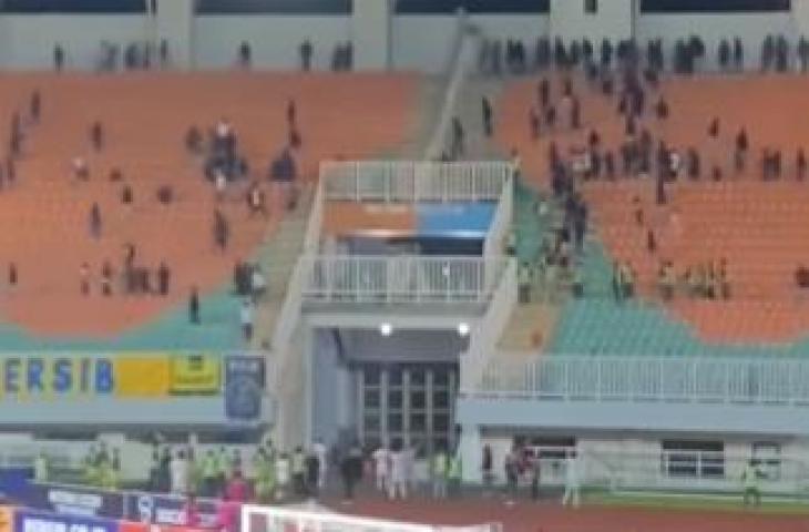 Kericuhan suporter di laga Persib Bandung vs Persis Solo di Stadion PakansarI, Selasa (4/4/2023). (bidikan layar Instagram)