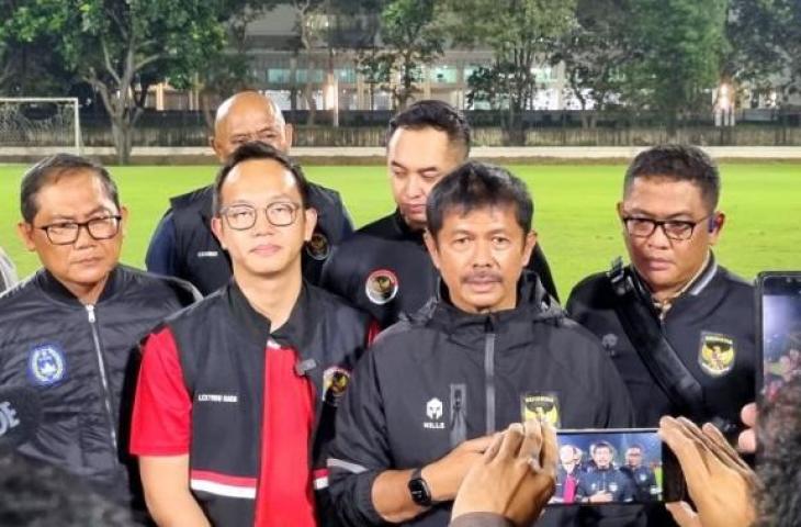 Pelatih Timnas U-22 Indonesia Indra Sjafri memberikan keterangan usai memimpin latihan Timnas U-22 Indonesia di lapangan ABC Gelora Bung Karno, Senayan, Jakarta, Rabu (5/4/2023). ANTARA/Bayu Kuncahyo