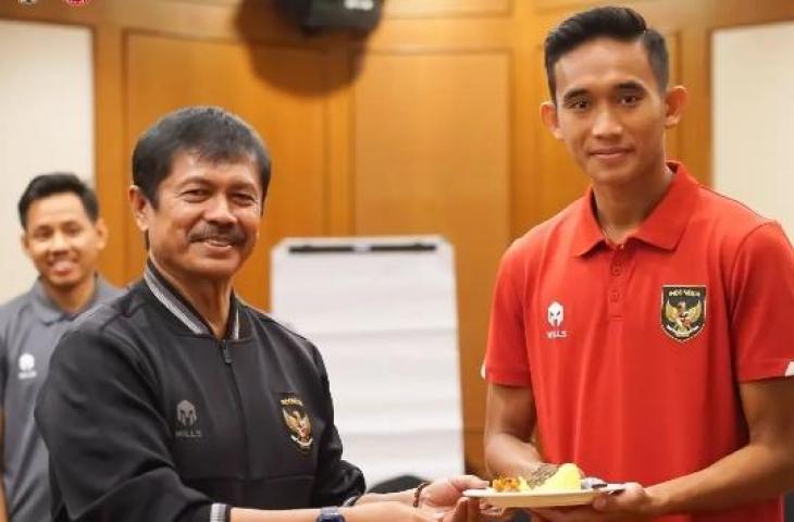 Pelatih Timnas Indonesia U-22 Indra Sjafri dan Rizky Ridho di acara syukuran jelang SEA Games. (Instagram/@pssi)