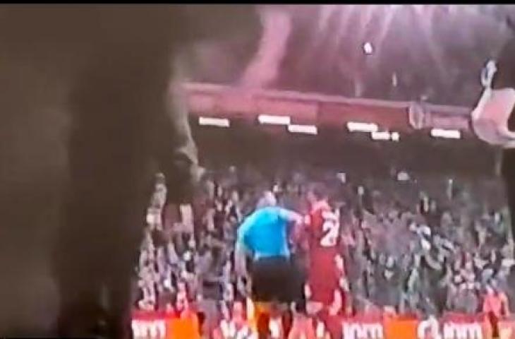 Momen hakim garis sikut wajah Andrew Robertson saat duel Liverpool vs Arsenal. (Twitter)