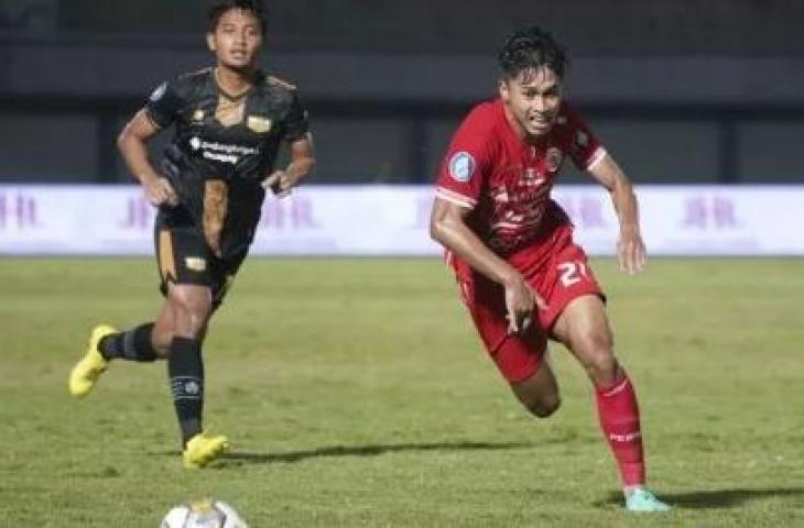 Pemain Persija Jakarta Alfriyanto Nico (kanan) saat lawan Dewa United. (dok.Persija)