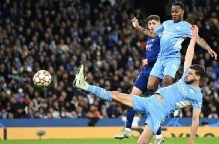 Bek Manchester City, Ruben Dias, menembak bola saat pertandingan sepak bola leg pertama semifinal Liga Champions UEFA antara Manchester City dan Real Madrid, di Stadion Etihad, di Manchester, pada 26 April 2022. Oli Scarf / AFP