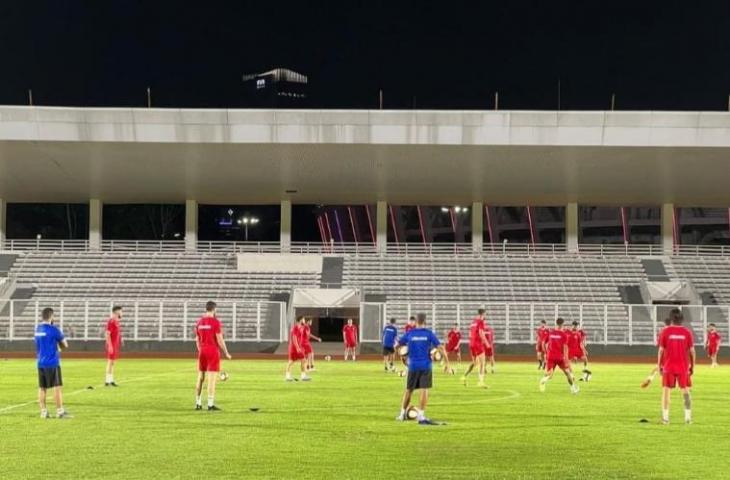 Skuad Lebanon latihan di Stadion Madya, Rabu (12/4/2023) malam. (Twitter/@thelfadotcom)